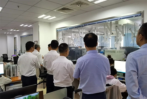 陈博士带领杨副市长一行人参观了K8官网规范化的先进实验室，讲解了药物临床前的研发和IND申报流程。