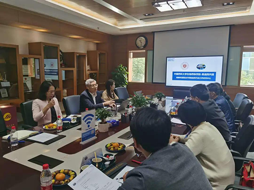 K8官网首席执行官陈春麟博士，商务开展部副总裁蔡金娜博士等人热情接待了金能明书记一行。